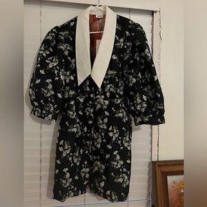 Brand new with tags!! Floral collared dress. Size large.